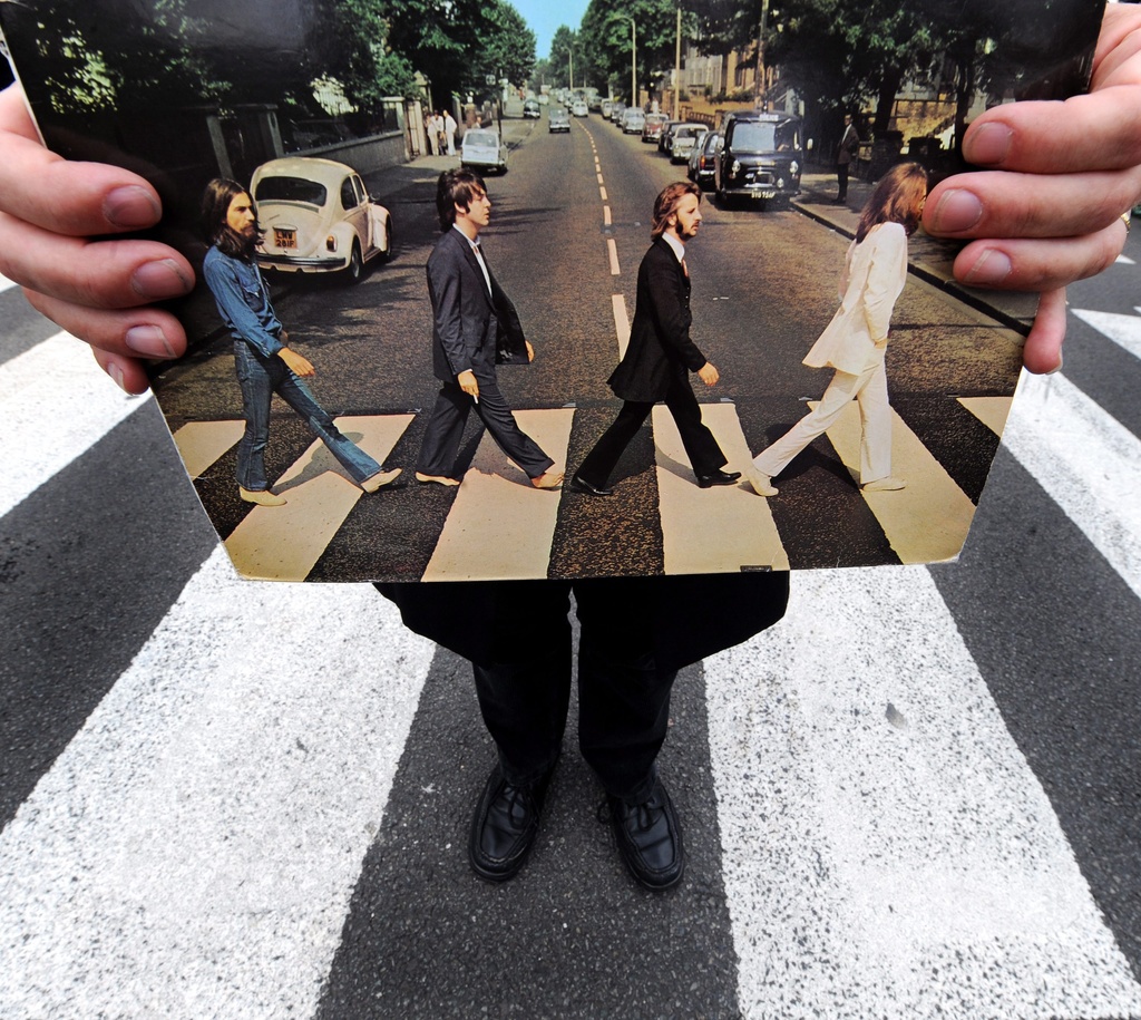 La photo a été prise sur Abbey Road, devenue depuis monument historique, le 8 août 1969, peu avant midi (archives).