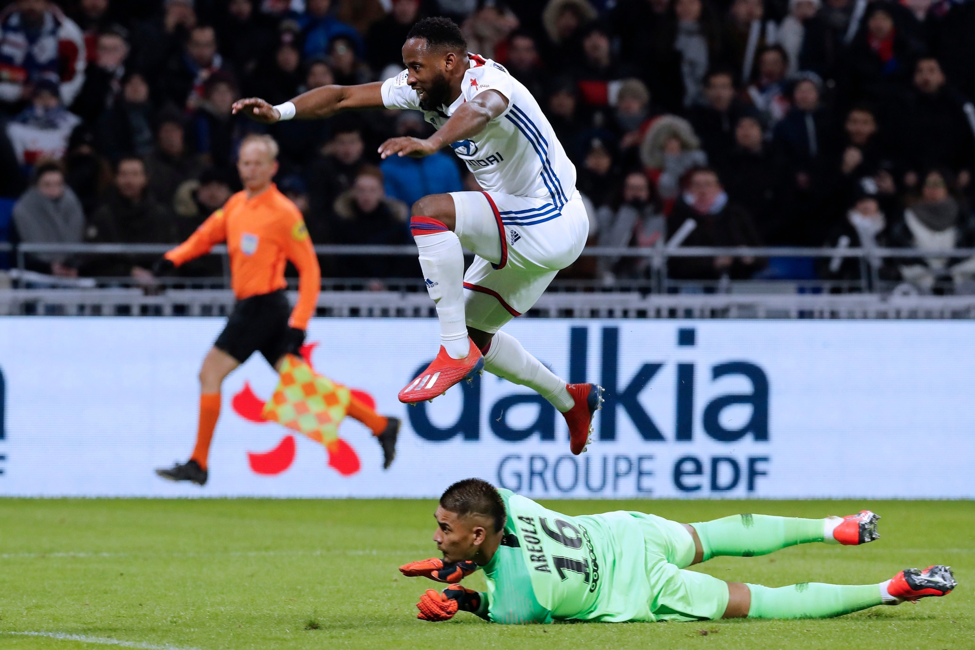 epa07341210 Paris Saint Germain goalkeeper Alphonse Areola (down) and Moussa Dembele (up) of Lyon in action during the French Ligue 1 soccer match between Olympique Lyon and Paris Saint Germain (PSG) at Parc Olympique Lyonnais stadium in Lyon, France, 03 February 2019. EPA/SEBASTIEN NOGIER FRANKREICH FUSSBALL LIGUE 1