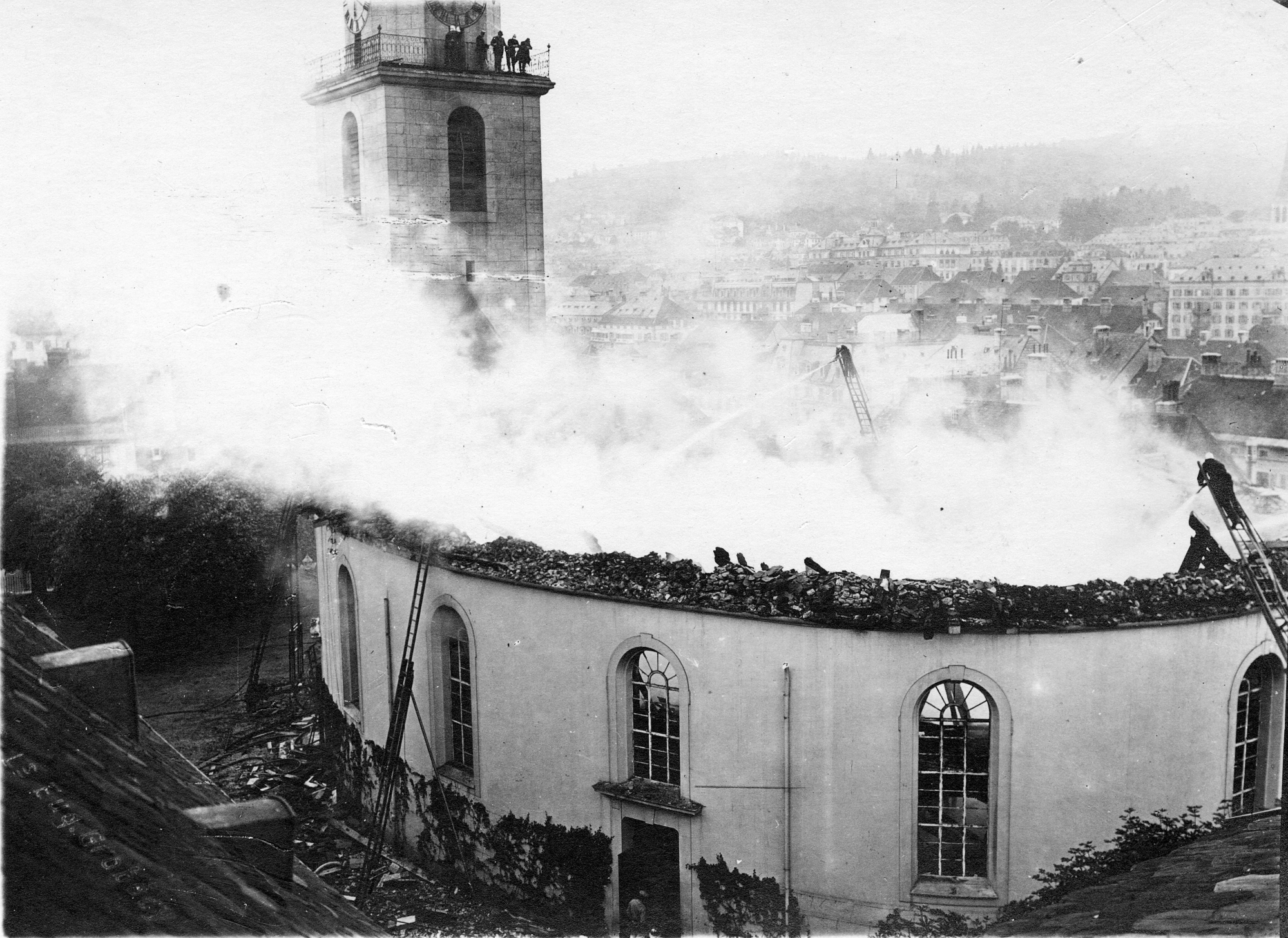 Le 16 juillet 1919, le Grand Temple de La Chaux-de-Fonds part en fumée. Détruits, la charpente et le toit s'effondrent dans le bâtiment.