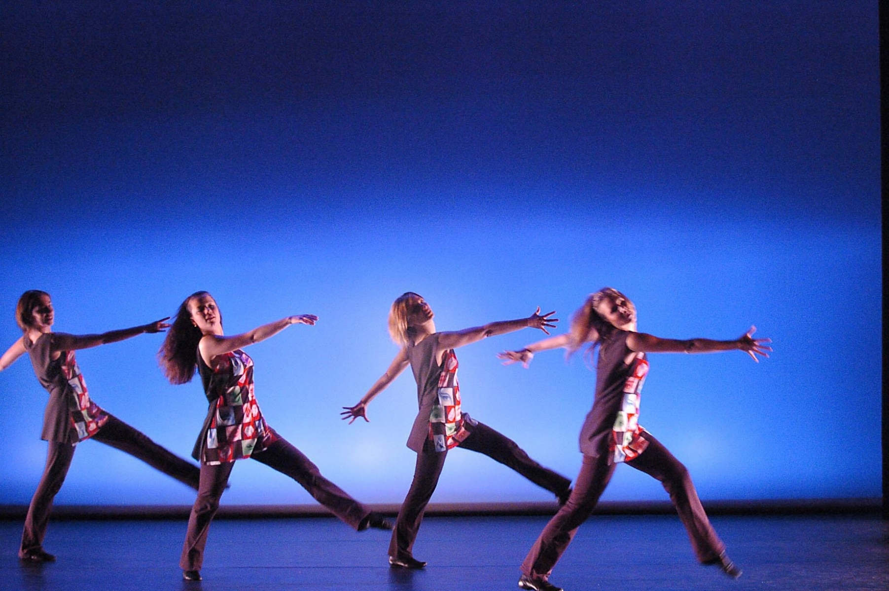 Ecolades: Danse jazz par des eleves de l'ecole Modern-Jazz Dance et du lycee Blaise-Cendrars au Théâtre de La Chaux-de-Fonds, en 2007.