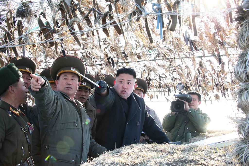 La tension monte encore entre la Corée du Nord de Kim Jong Un (troisième à gauche) et la Corée du Sud. Au nord, les sorties d'avions atteignent un record. Le Sud poursuit se manoeuvres avec les Etats-Unis.
