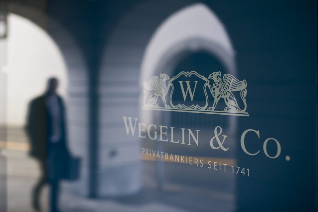 La banque privée saint-galloise Wegelin est condamnée à payer 74 millions de dollars (69,6 mio CHF) aux Etats-Unis pour avoir permis l'évasion fiscale de citoyens américains.