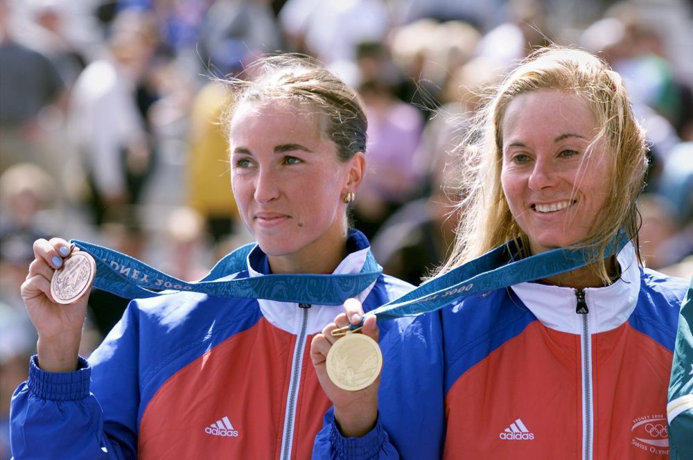 Les Suissesses Magali Messmer, médaille de bronze, à gauche, et Brigitte McMahon, médaille d'or, à droite, au premier triathlon des Jeux olympiques. Sydney, le 16 septembre 2000.