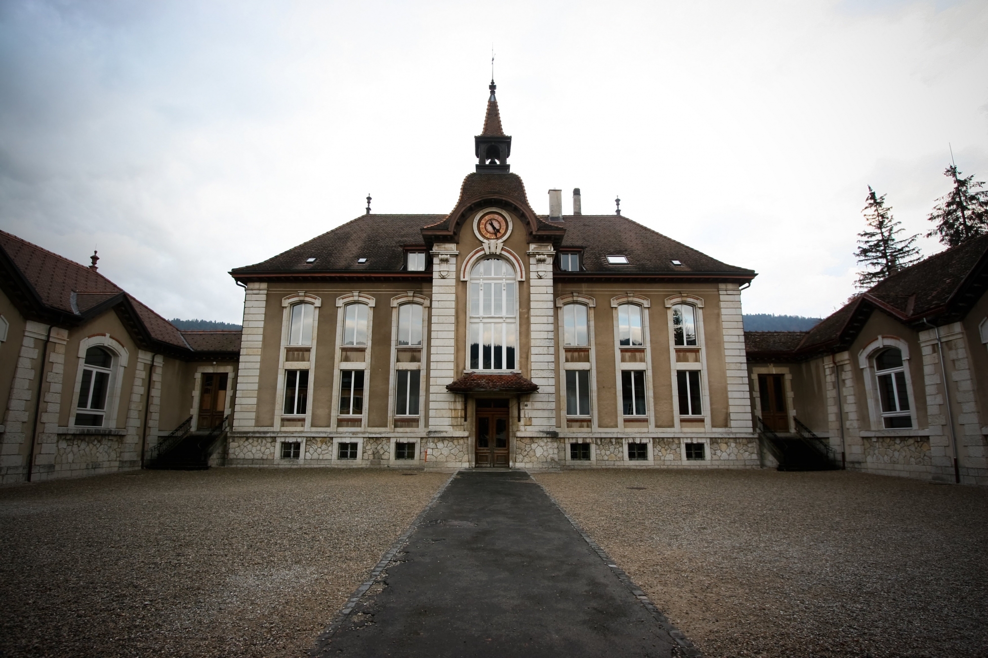 Le collège de Môtiers, photographié en 2007.