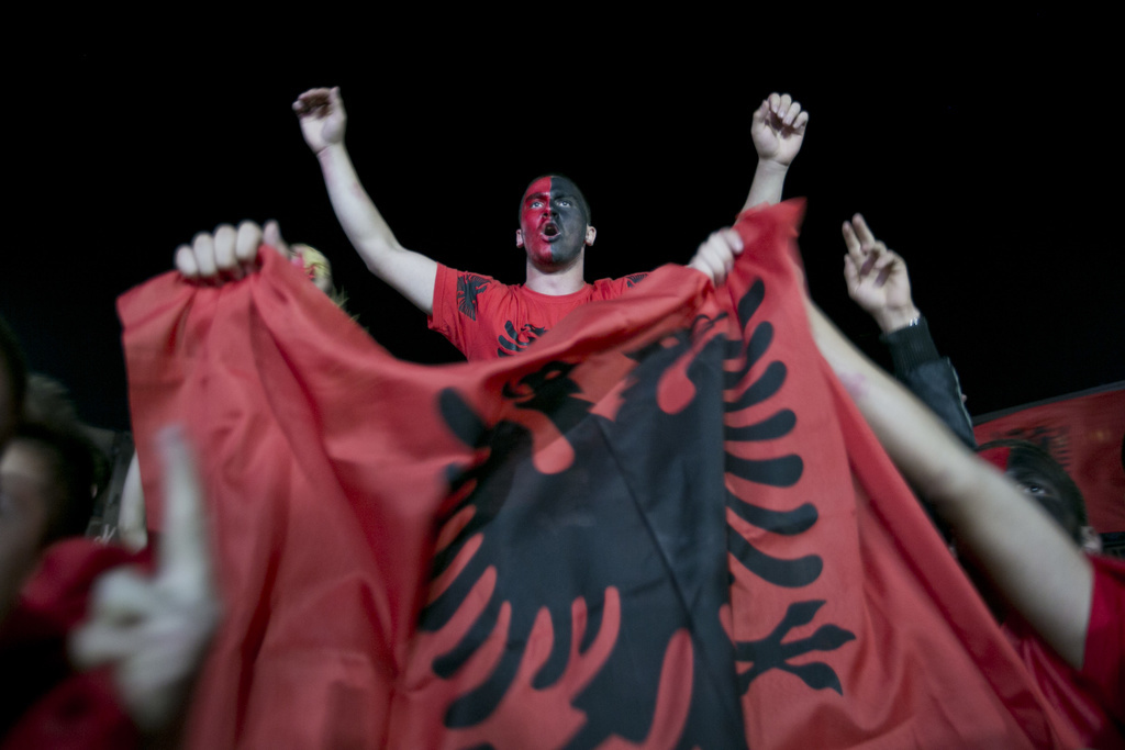 Le bon hymne a finalement pu être diffusé, sous les applaudissements des supporters français et albanais.