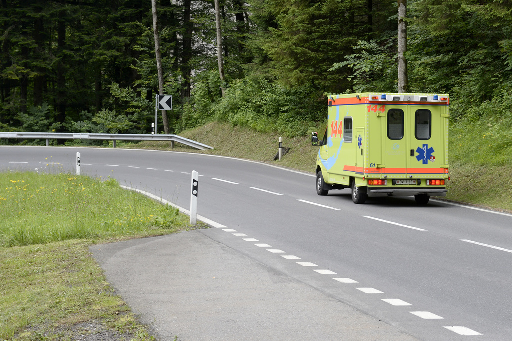 Suivre une ambulance à tombeau ouvert sans respecter les règles de circulation routière n'est pas autorisé.