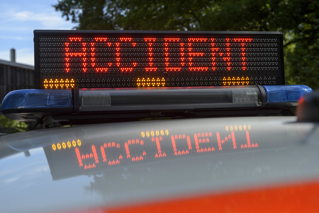 Un panneau indiquant accident photographie sur une voiture de la police genevoise, pour des photos d'illustration, ce vendredi 31 juillet 2015 a Geneve. (KEYSTONE/Martial Trezzini)