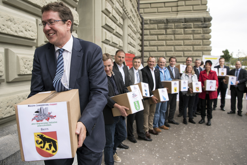 Albert Rösti, président de l'UDC, avait déposé 125'000 signatures à la Chancellerie il y un peu moins d'un an (archives).
