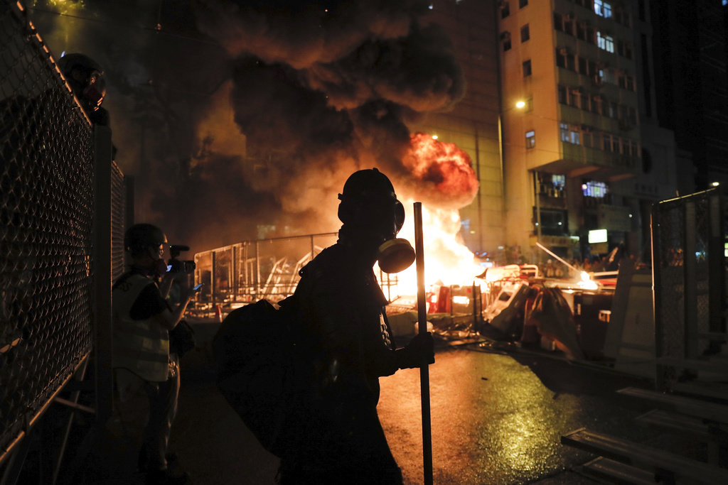 Cocktails Molotov, barricade incendiée et lacrymogènes... La situation a viré au chaos.