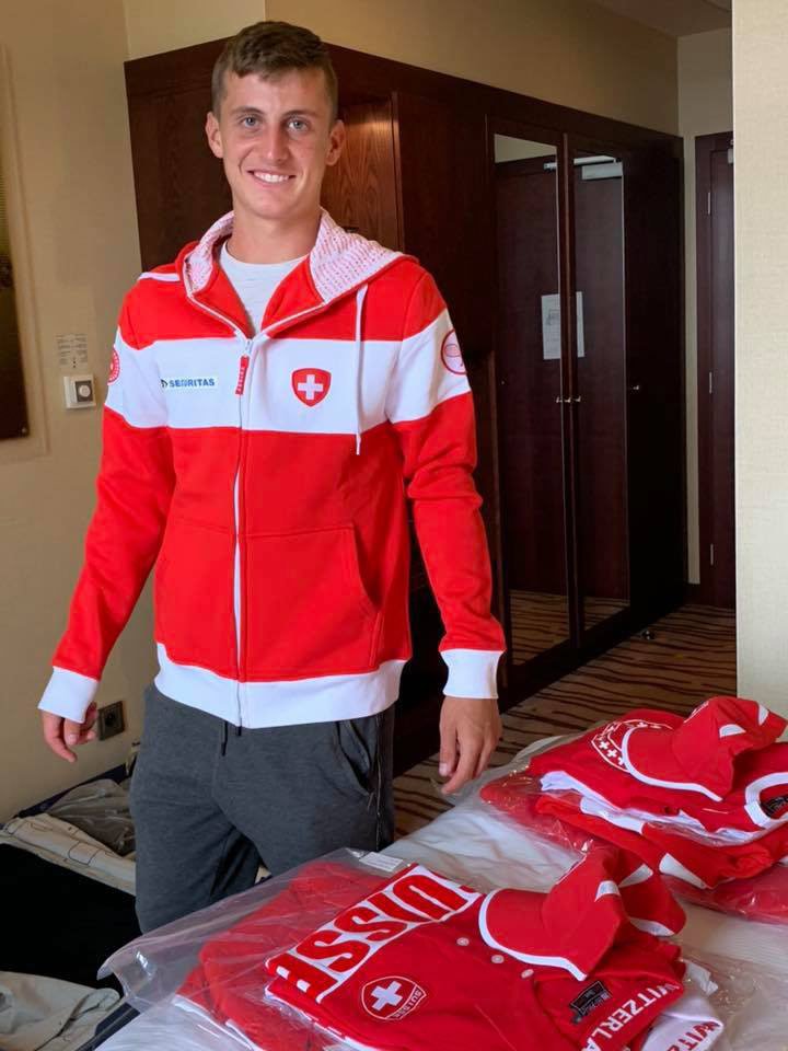 C'est avec fierté que Damien Wenger a découvert dans sa chambre d'hôtel à Bratislava le kit rouge et blanc des joueurs de Coupe Davis.