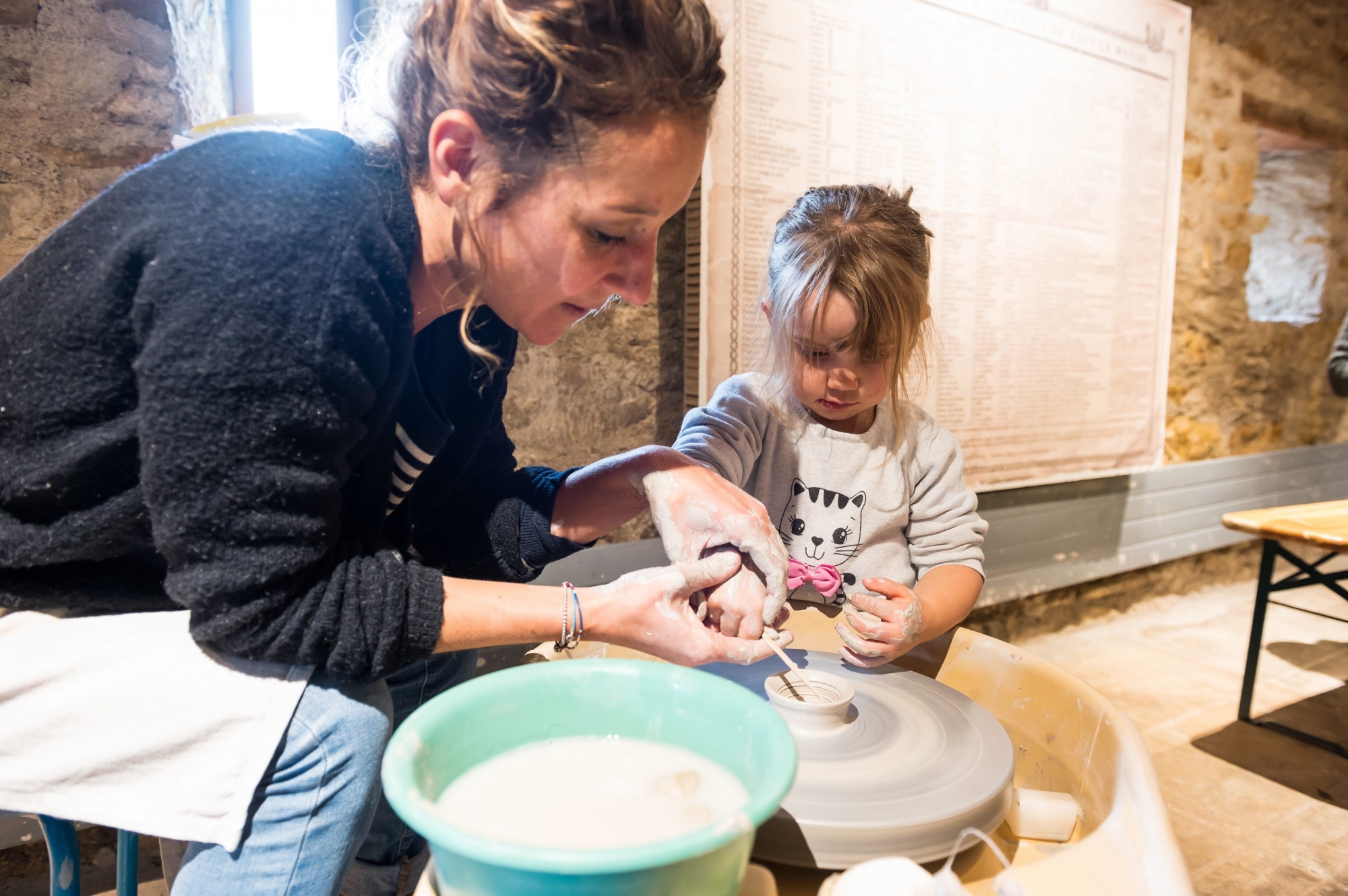 On peut s'initier très jeune à la poterie. La preuve samedi au Musée paysan de La Chaux-de-Fonds.