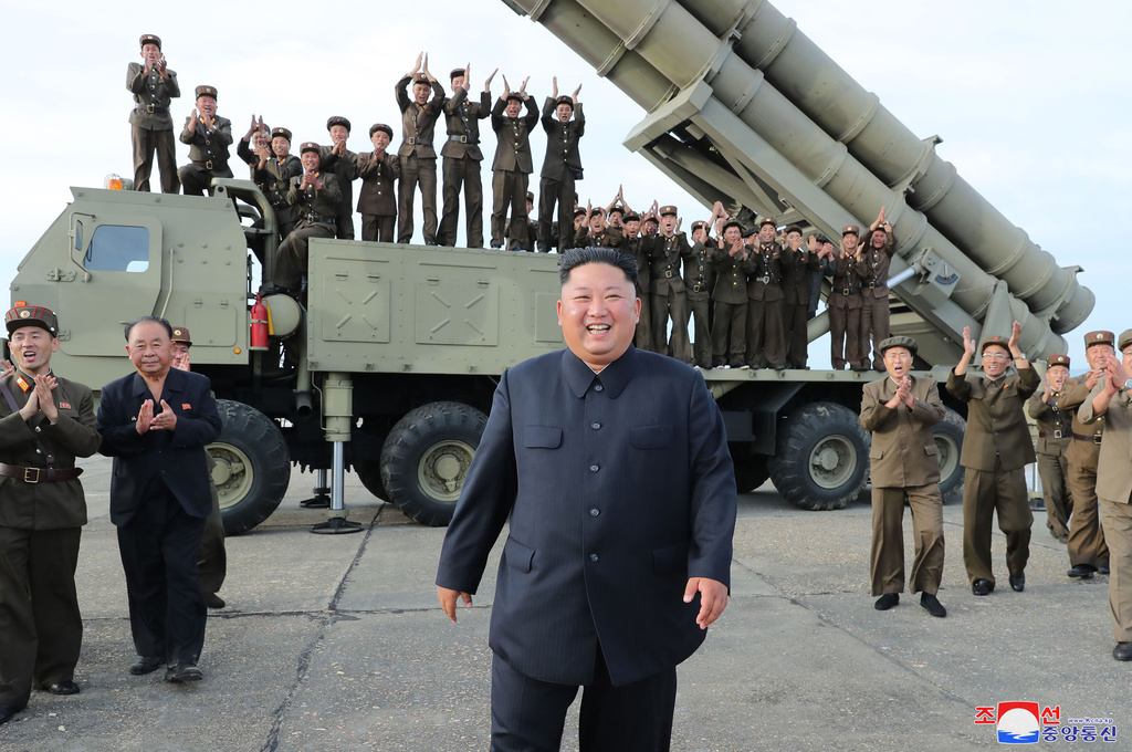 La Corée du Nord multiple les tirs de missiles en mer du Japon, ce qui renforce les tensions avec ses voisins. Ici, Kim Jong-Un, le leader nord-coréen, pose devant un missile quelque part en Corée du Nord.