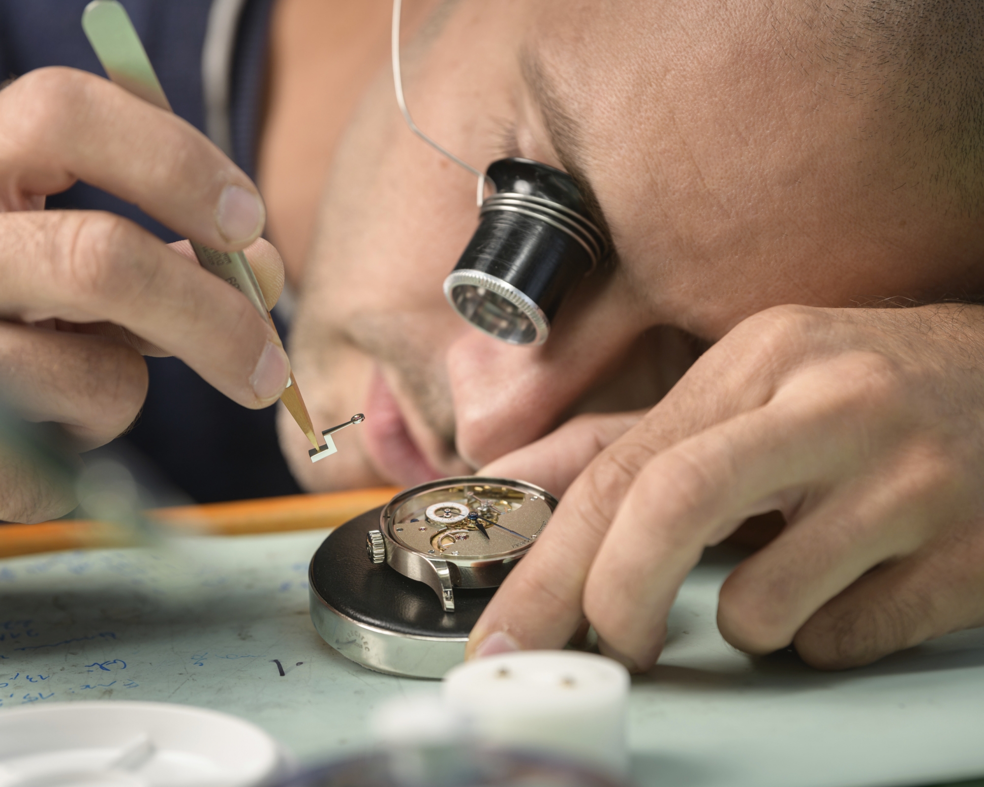 Assemblage de la Hand Made 1 par un horloger de Greubel Forsey, à La Chaux-de-Fonds