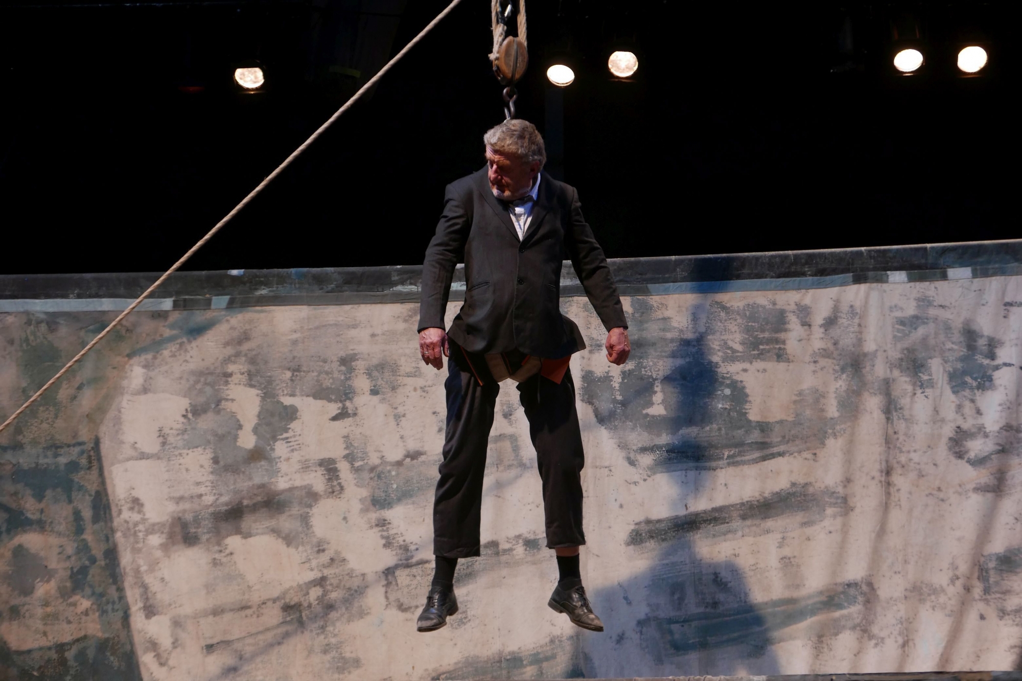 Pierre Meunier emprunte beaucoup à l'art du cirque, d'où il vient.