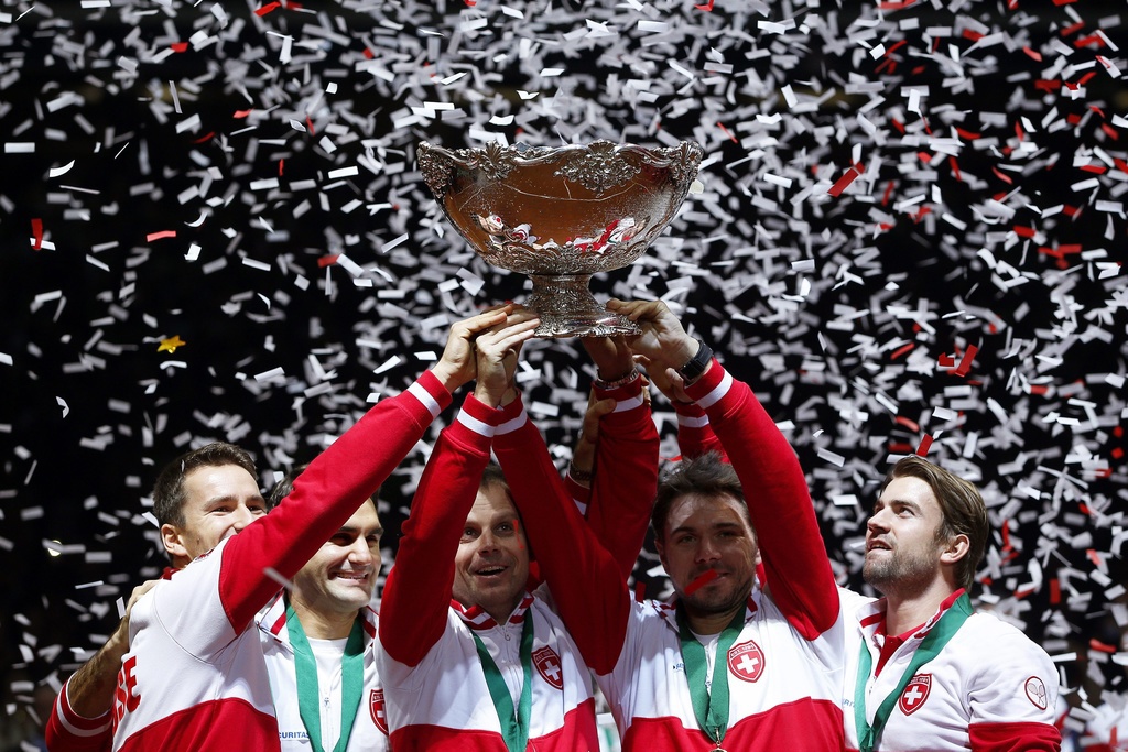 epa04500966 Swiss Davis Cup team players celebrate with the trophy after defeating France in the Davis Cup World Final at the Pierre Mauroy Stadium in Lille, France, 23 November 2014. Switzerland won 3-1.  EPA/YOAN VALAT