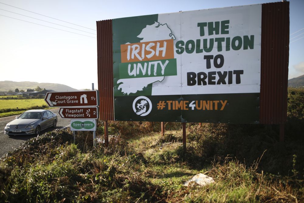 Entre Belfast et Dublin, un panneau prône la réunification comme solution au Brexit.
