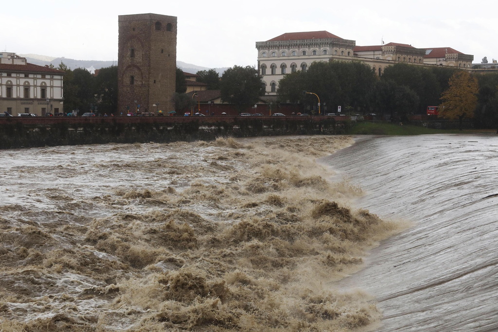 Le fleuve Arno, dont les eaux ont dangereusement monté, menace la Toscane. 