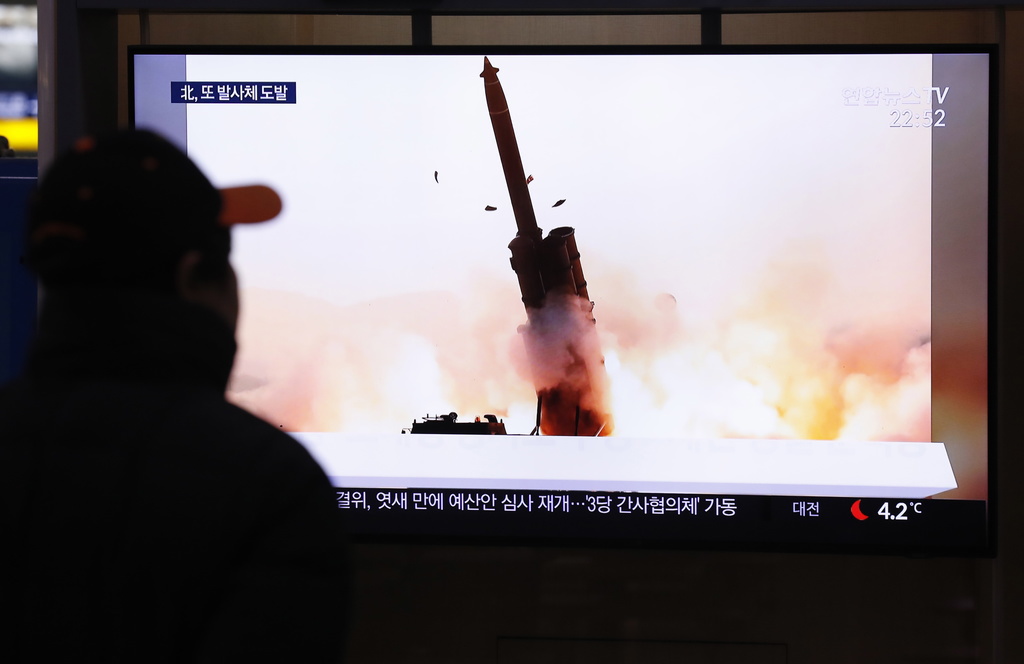 epa08030861 A South Korean man watches breaking news concerning North Korea's missile launch, at Seoul Station in Seoul, South Korea, 28 November 2019. According to South Korea's Joint Chiefs of Staff (JCS), North Korea again fired two unidentified projectiles into the sea off its coast. EPA/JEON HEON-KYUN