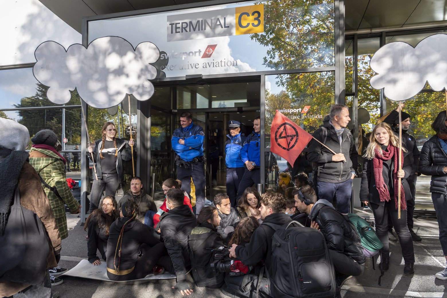 Extinction Rebellion climate change activists block an entrance to general aviation terminal at the Geneva Airport, in Geneva, Switzerland, Saturday, November 16, 2019. (KEYSTONE/Martial Trezzini) SWITZERLAND DEMO EXTINCTION REBELLION AIRPORT