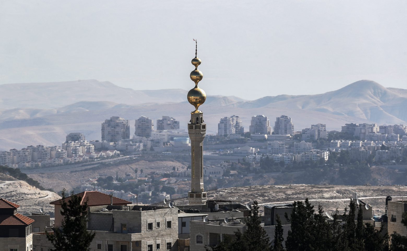 epa08007520 A general view of the mosque of the east Jerusalem neighborhood of Issawiya and the Israeli West Bank settlement of Ma'aleh Adumim in the background, 19 November 2019. US Secretary of State Mike Pompeo declared on 18 November 2019 that US effectively backed Israel's right to build Jewish settlements on the occupied West Bank by abandoning its four-decade position that they were 'inconsistent with international law'.  EPA/ATEF SAFADI MIDEAST ISRAEL PALESTINIAN SETTLMENTS
