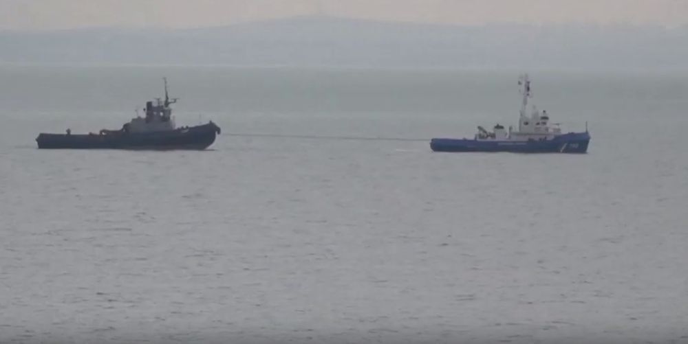 Les navires militaires ont été remorqués par des gardes-côtes russes.