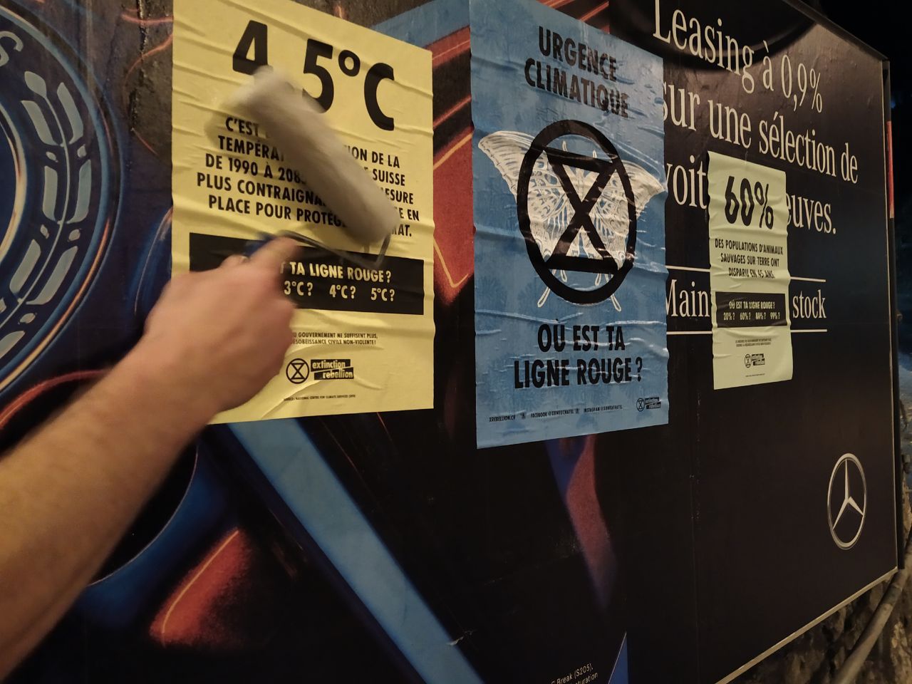 Le groupe neuchâtelois d'Extinction Rebellion a placardé quelque 800 affiches à Neuchâtel.