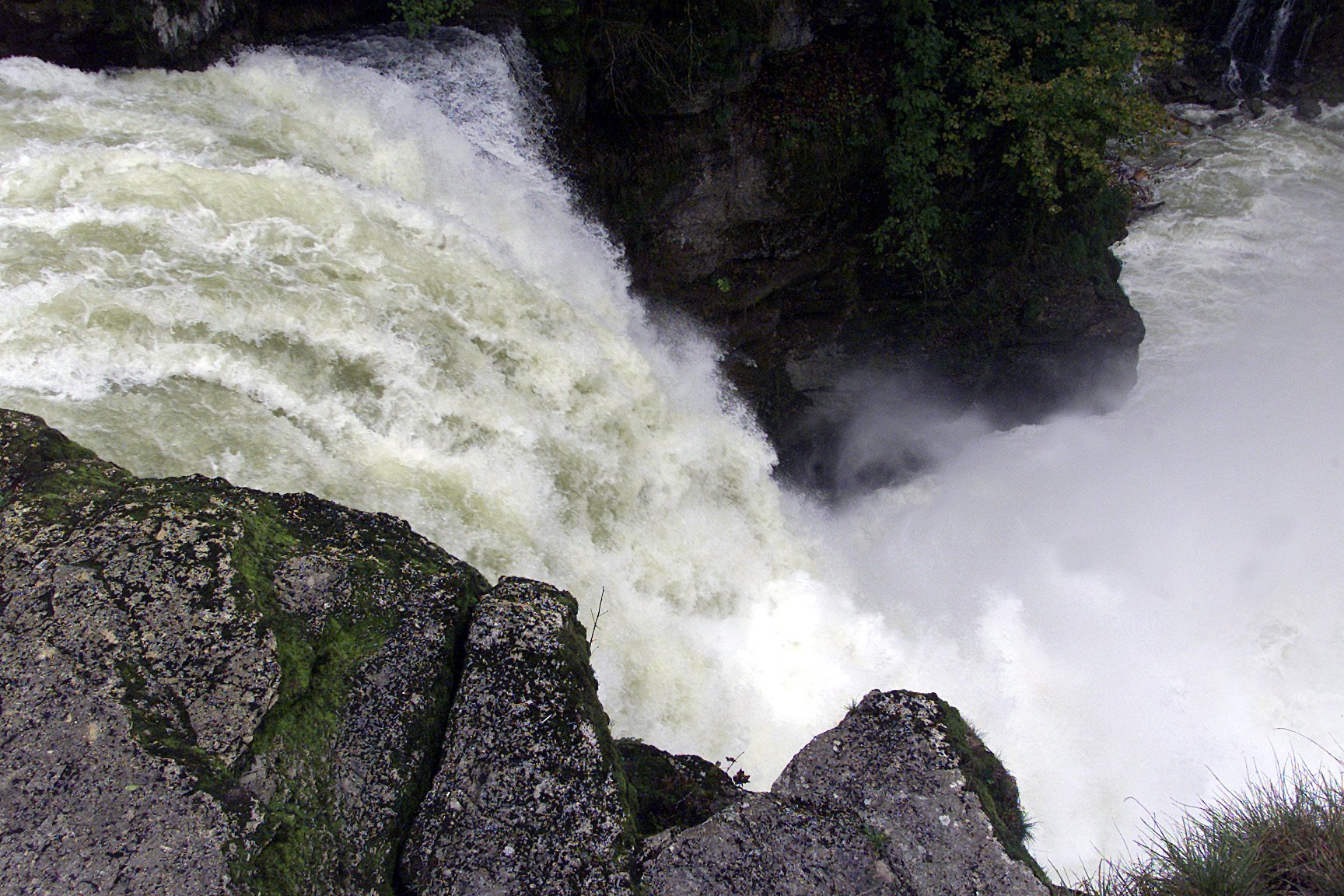 Le débit de la chute du Saut-du-Doubs était optimal pour un saut extraordinaire en kayak.