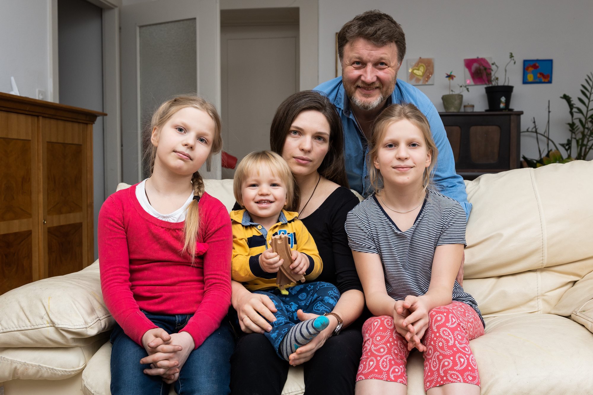 Yaroslav Ayvazov et Vira Korolova entourés par leurs enfants Alexandra, Andrei et Varvara (de gauche à droite).