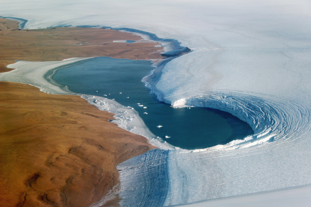 Tom Chudley, doctorant et pilote du drone explique qu'"avec le changement climatique au Groenland, on voit plus de lacs, plus grands, et plus hauts dans les parties plus froides de la calotte. Et on voit que certains de ces lacs commencent à se vider" (illustration).