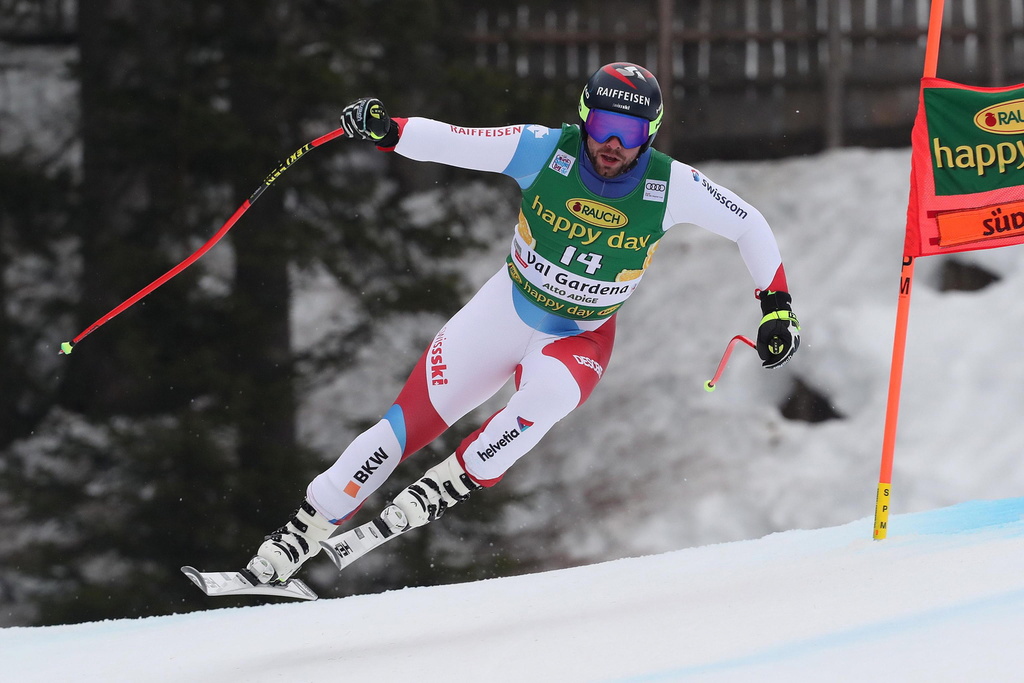 epa08083778 Beat Feuz of Switzerland speeds down the slope during the Men's Super-G race at the FIS Alpine Skiing World Cup event in Val Gardena, Italy, 20 December 2019. EPA/ANDREA SOLERO