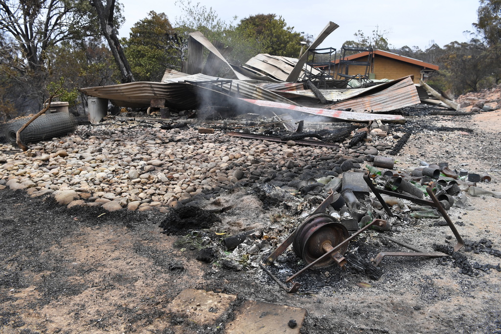 epa08095539 A burnt-out residence is seen in Sarsfield, East Gippsland, Victoria, Australia, 31 December 2019. According to media reports, Australia's military will provide support for the response to Victoria's bushfires, as five people remain missing. EPA/JAMES ROSS AUSTRALIA AND NEW ZEALAND OUT