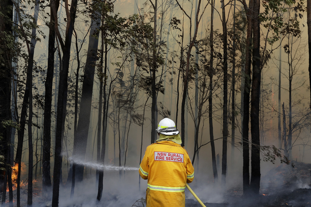 Plusieurs pompiers ont perdu la vie en tentant de lutter contre les flammes qui ravagent la côte est de l'Australie.