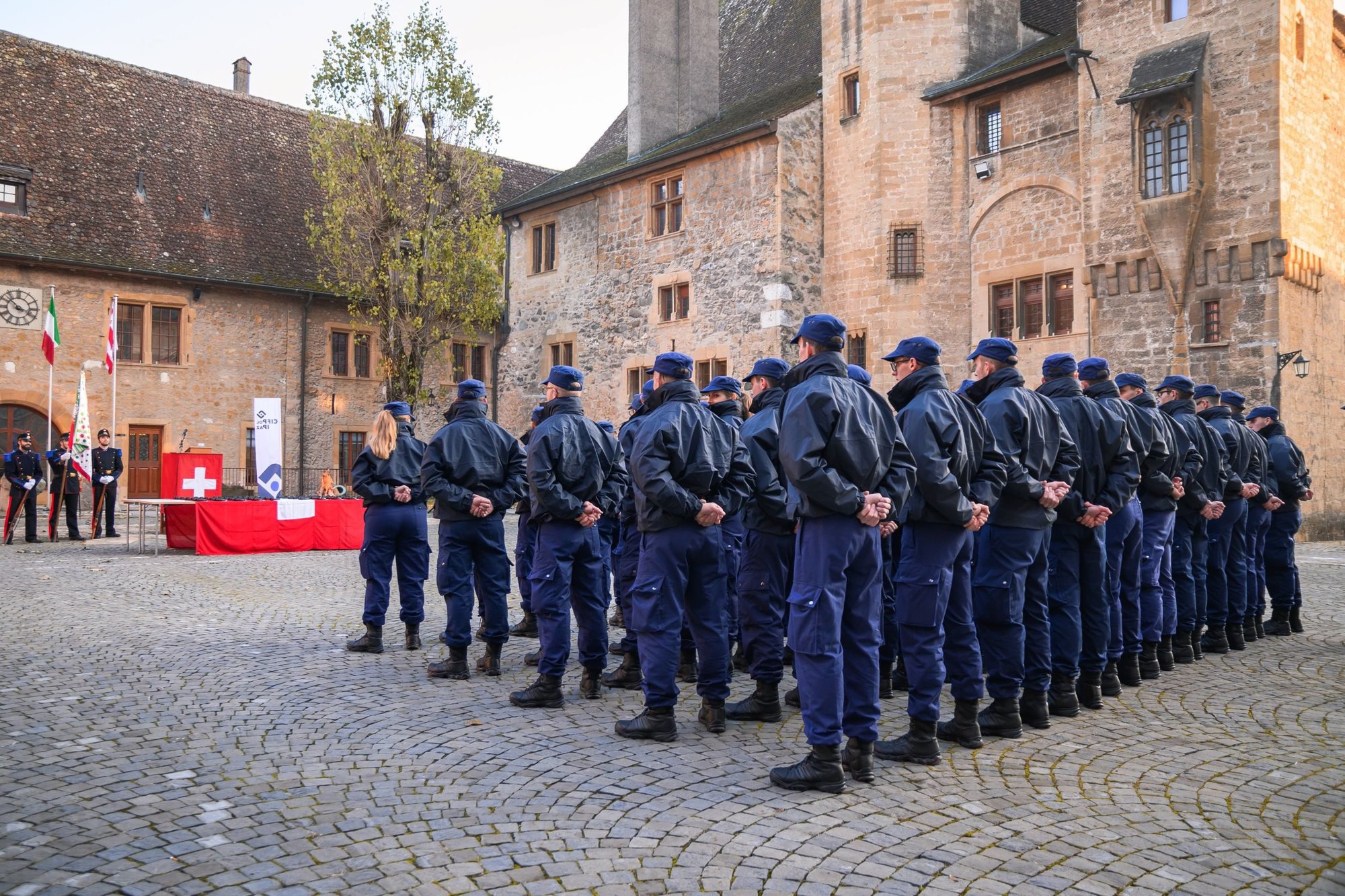 Les 51 aspirants de la volée 2020 dans la cour du Château de Colombier.
