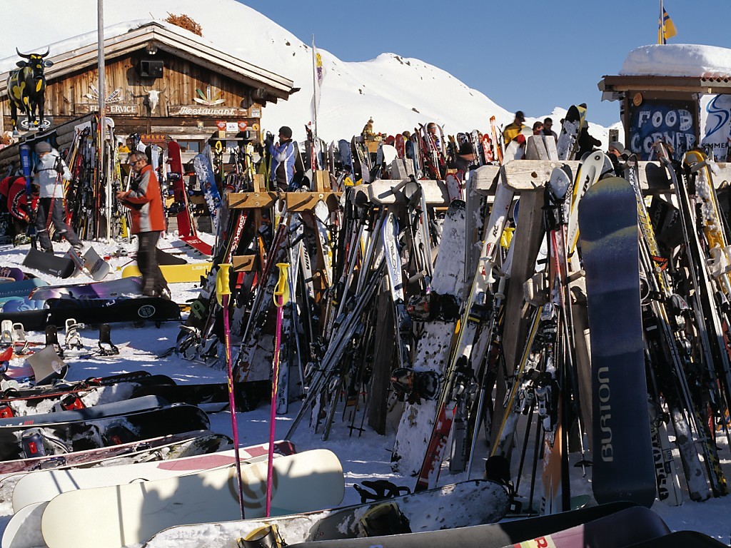 Les restaurants d'altitude sont une des cibles privilégiées des voleurs de skis (archives).