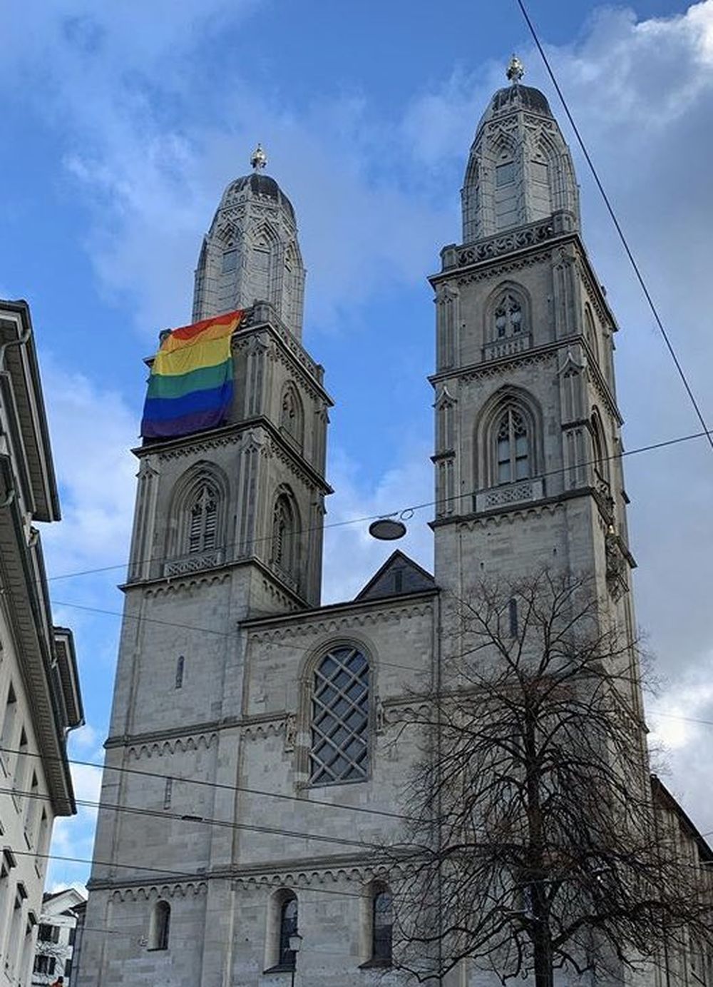 Un immense drapeau arc-en-ciel a été installé sur la tour nord de la Grossmünster.