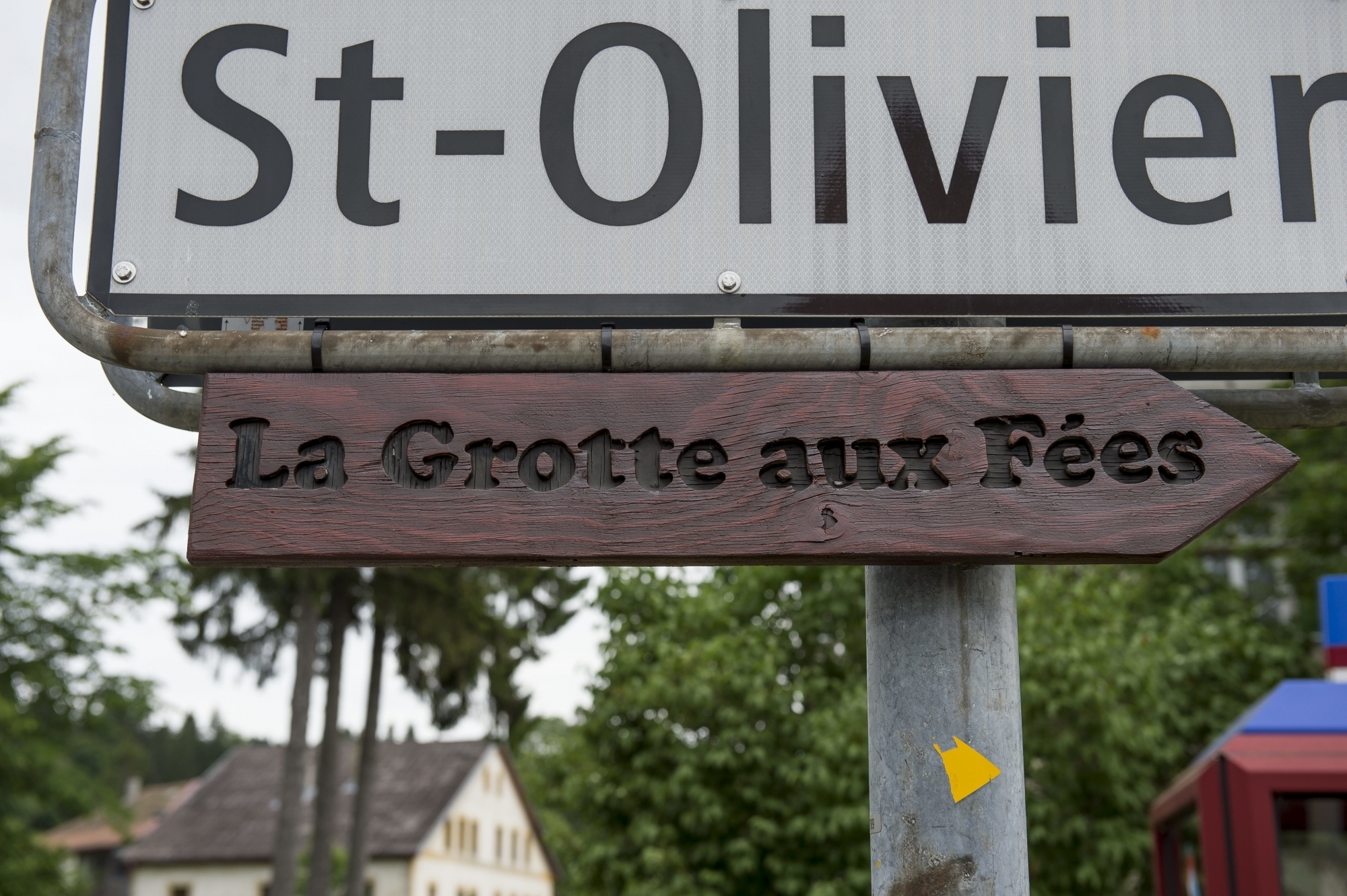 L'antenne dont la transformation est à l'étude se situe au hameau de la Saint-Olivier, sur le chemin de la Grotte aux fées.
