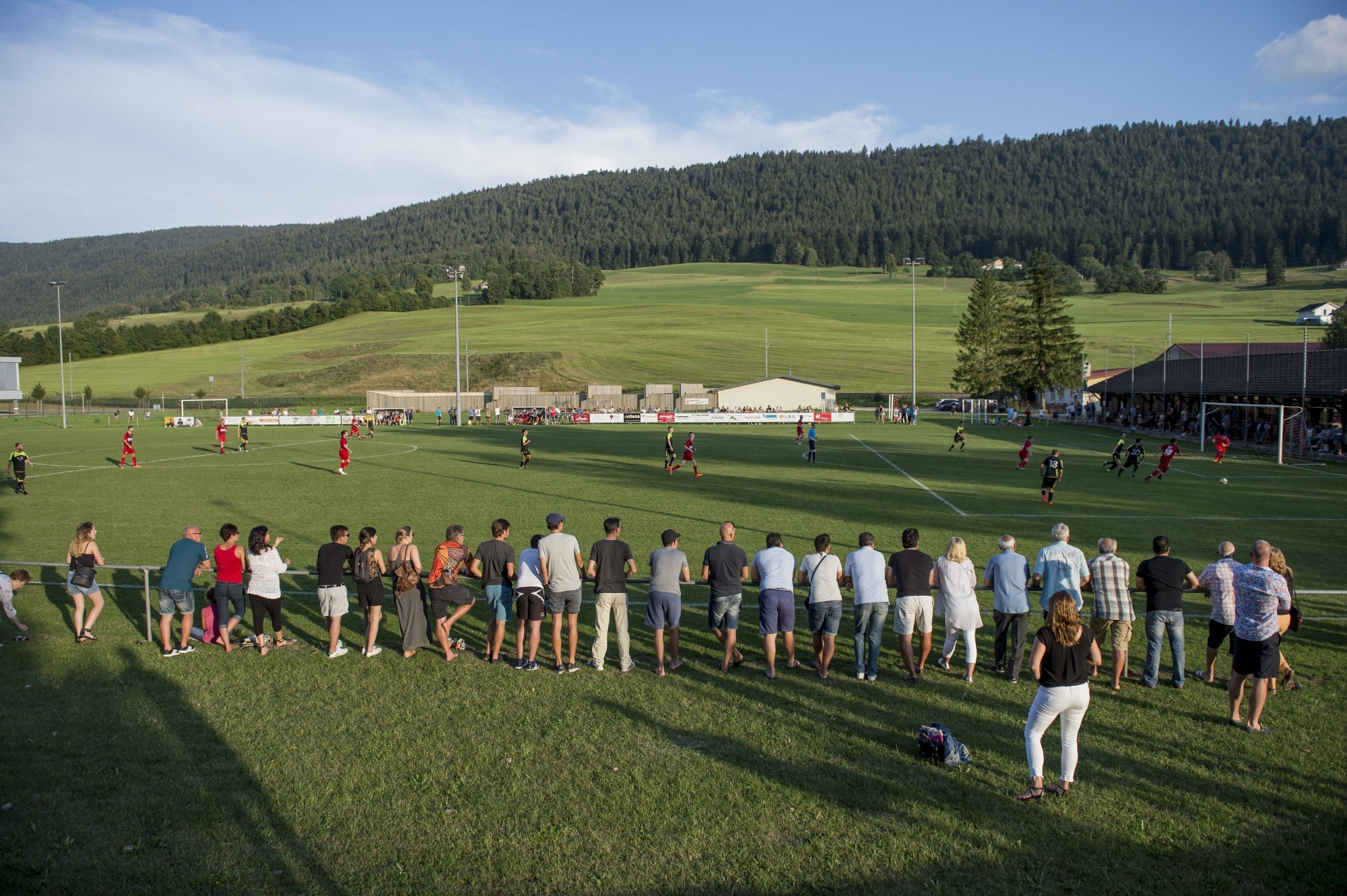 La première équipe du FC Couvet, ici lors d'un match contre Fleurier en 2016, va courir pour aider le Courrier du Val-de-Travers.
