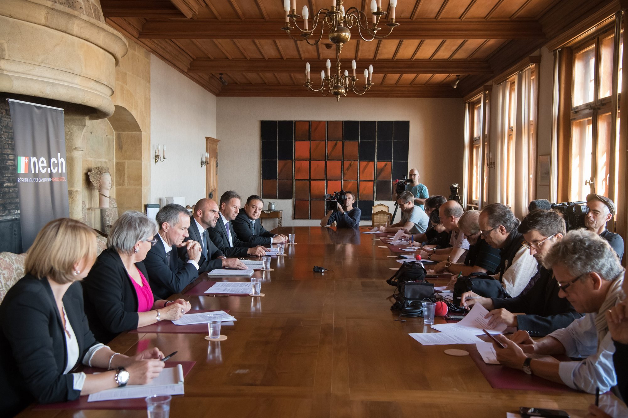 Les représentants de la presse face au Conseil d'Etat neuchâtelois, après les résultats des votations du 24 septembre 2017.