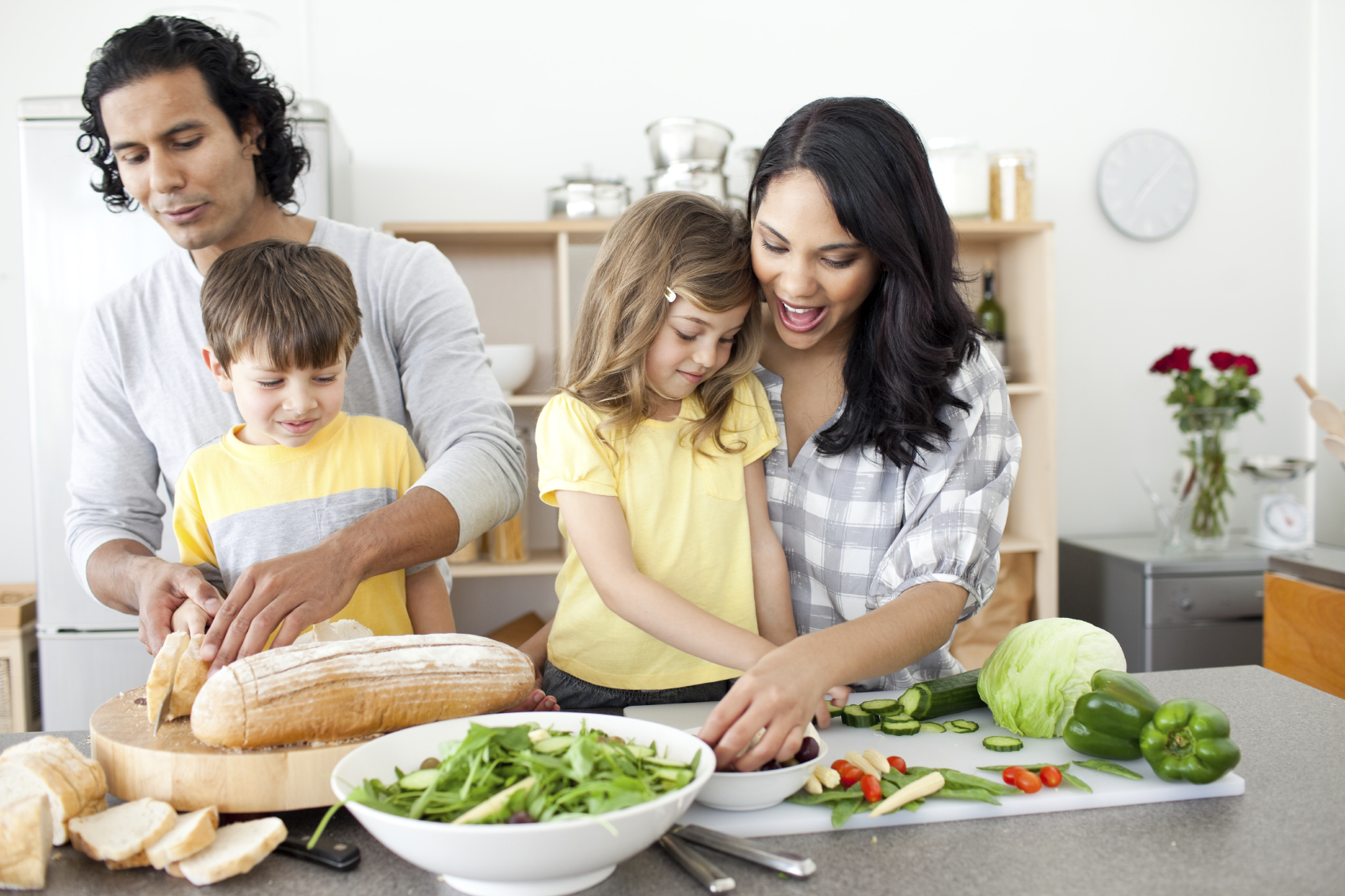 Cuisiner permet aux enfants d'apprendre à gérer les quantités ou un vocabulaire spécifique, par exemple.