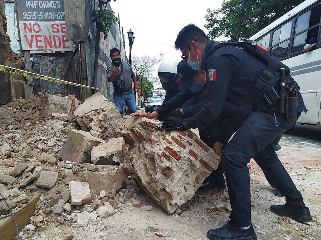 Des représentants des forces de l'ordre aident à dégager les débris dans la province d'Oaxaca, dans le sud du Mexique. Le séisme de magnitude 7,5 a pour l'instant fait 6 morts.