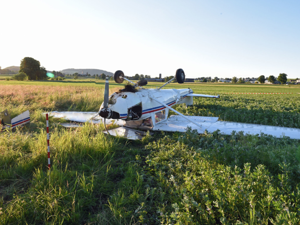 Un Cessna a fini sur le dos vendredi dans un champ près de l'aérodrome de Neudorf (LU).