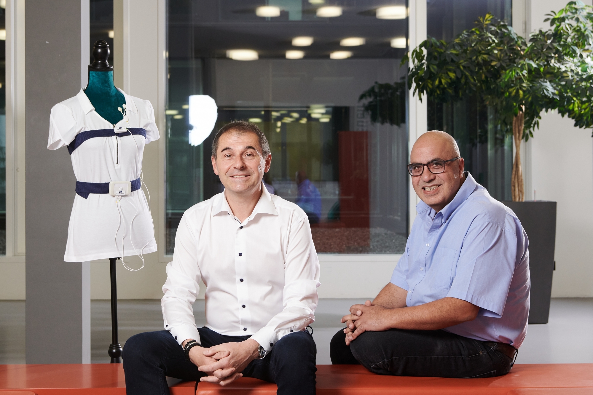 Raja Yazigi (à droite) et Philippe Koller, fondateurs de Netsensing, ont développé un dispositif léger et connecté, capable de diagnostiquer l’apnée du sommeil.