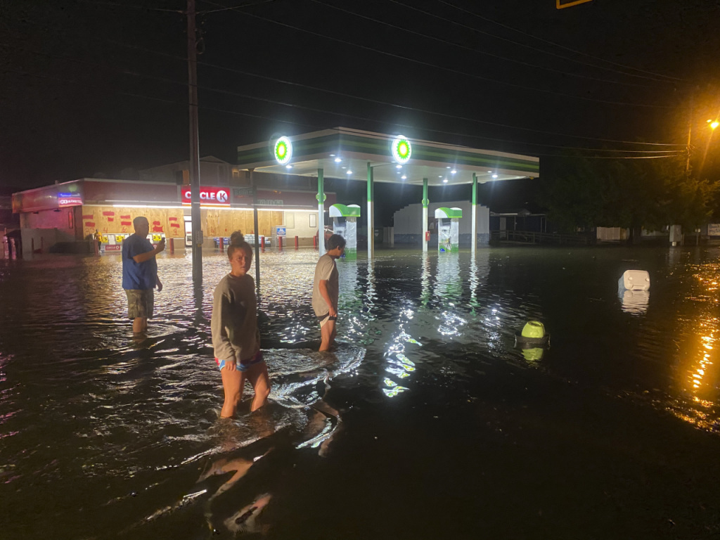 Les rues de North Myrtle Beach, en Caroline du Sud, étaient déjà inondées alors que l'ouragan Isaias approchait des terres.