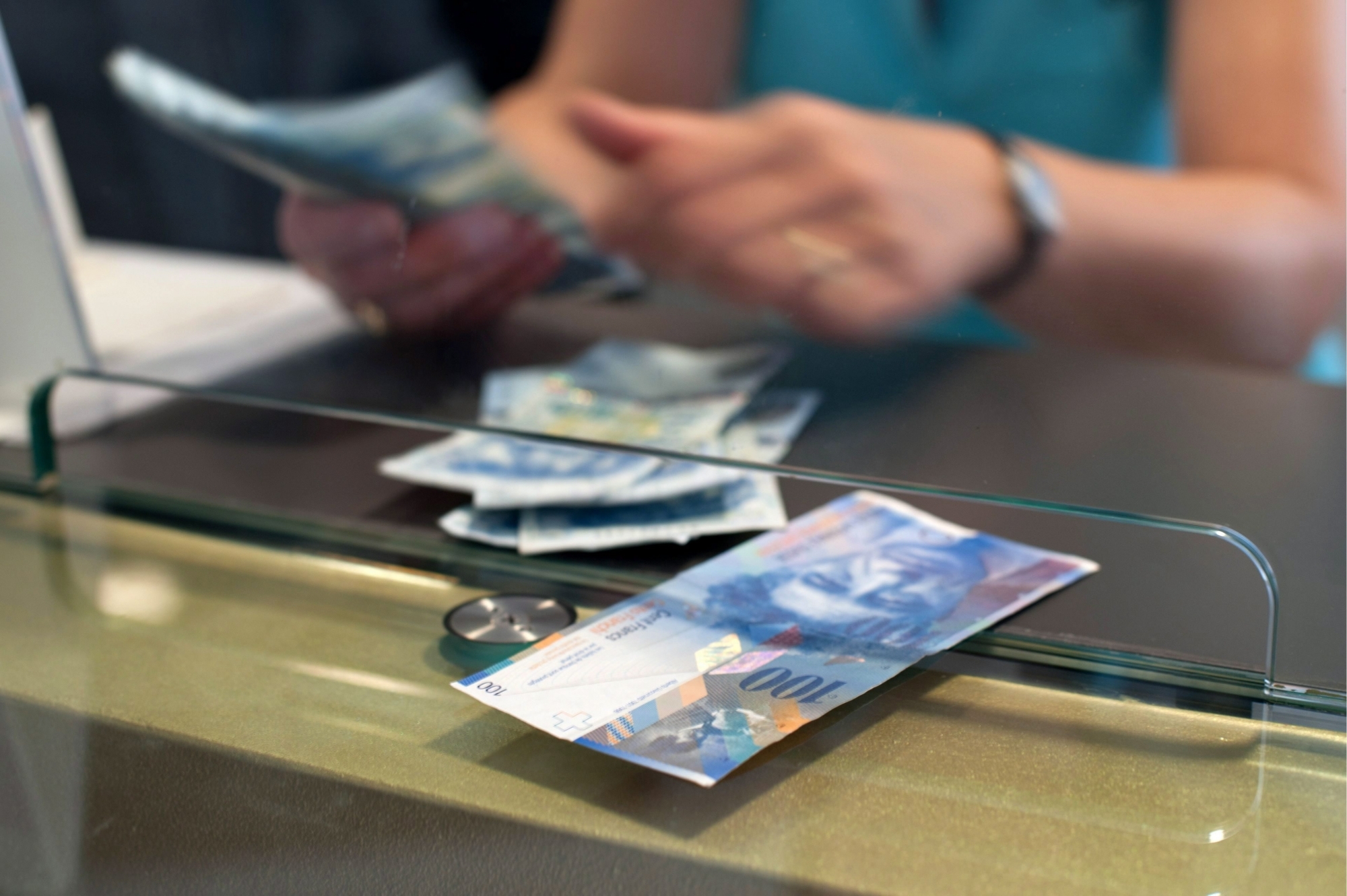 Les banques et les bureaux de change ne sont plus les seuls moyens de transférer son salaire en francs suisses sur un compte en euros. De nouveaux services en ligne proposent des transactions souvent moins chères.