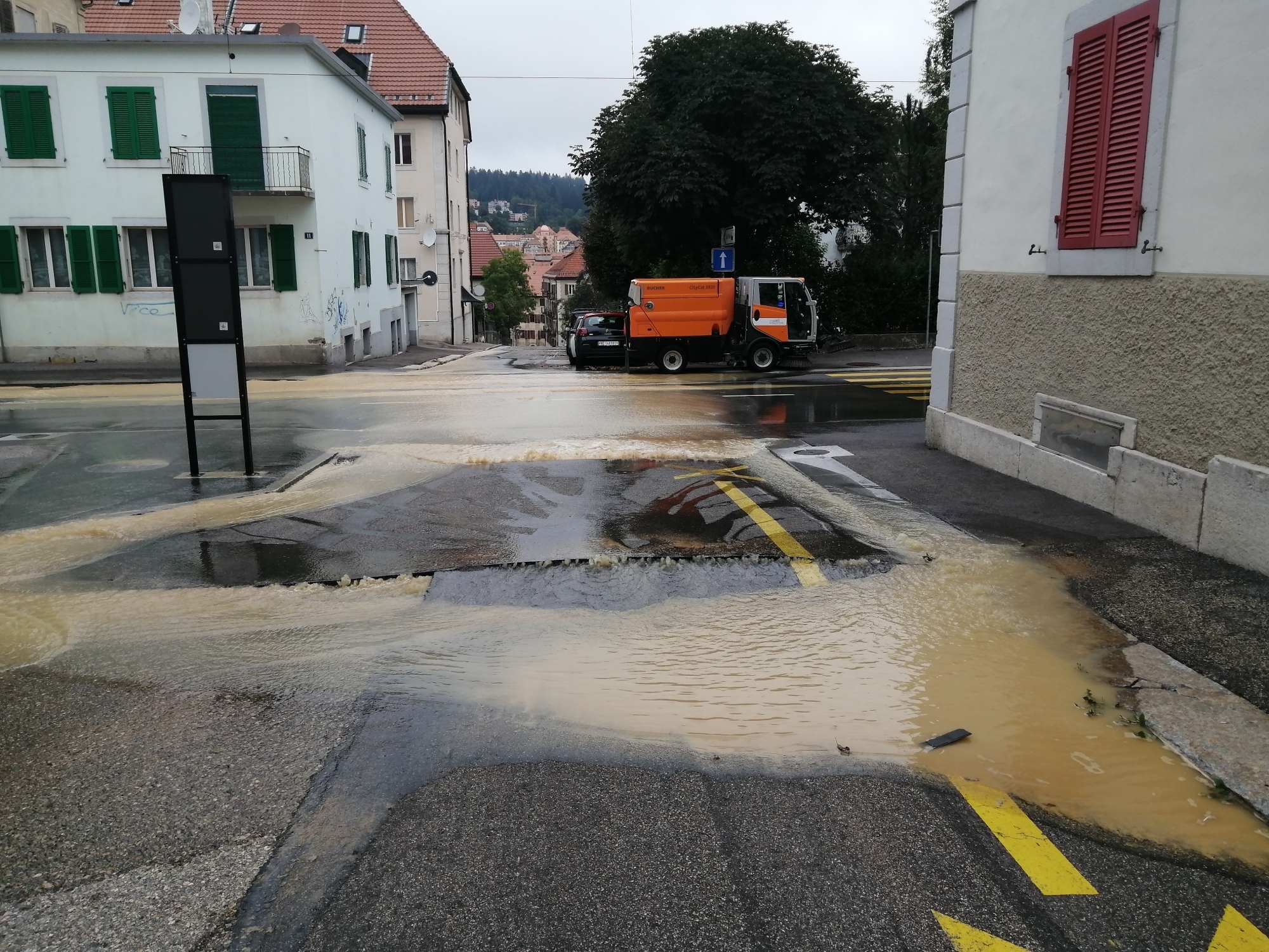 Une vieille conduite d'eau a sauté mardi à la rue de la Place-d'Armes, inondant la route.