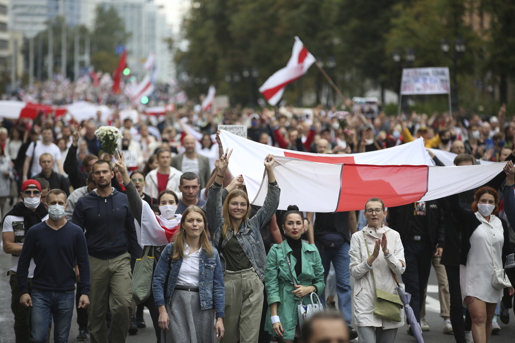 Brandissant les couleurs blanches et rouges de l'opposition, la foule a convergé depuis différents quartiers de la capitale bélarusse vers le centre-ville.