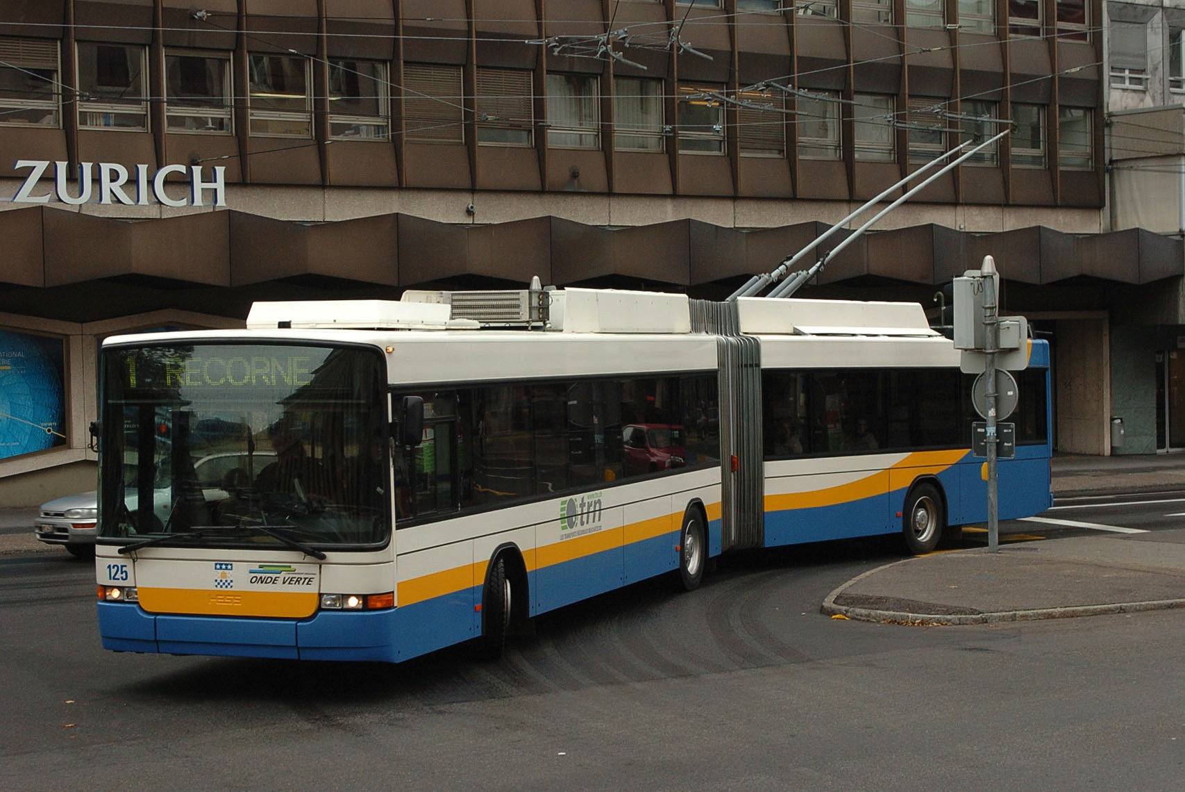 Un trolleybus à La Chaux-de-Fonds en 2004, une image... d'avenir?