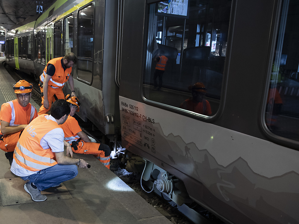 Des ouvriers évaluent les dégâts à un train du BLS qui a déraillé vendredi matin en gare de Berne. Personne n'a été blessé mais le trafic ferroviaire a été perturbé.