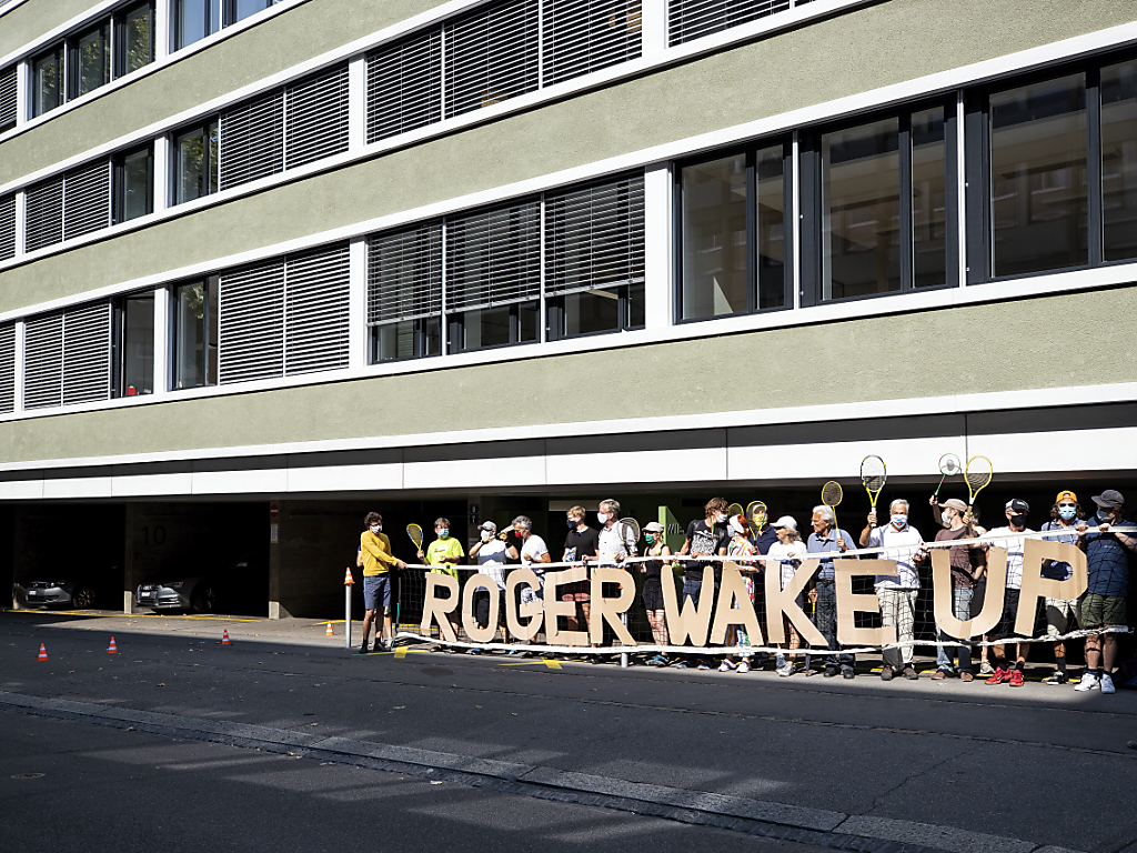 A Zurich, des représentants de la coalition "Roger Wake Up" ont manifesté au siège de ladite fondation.